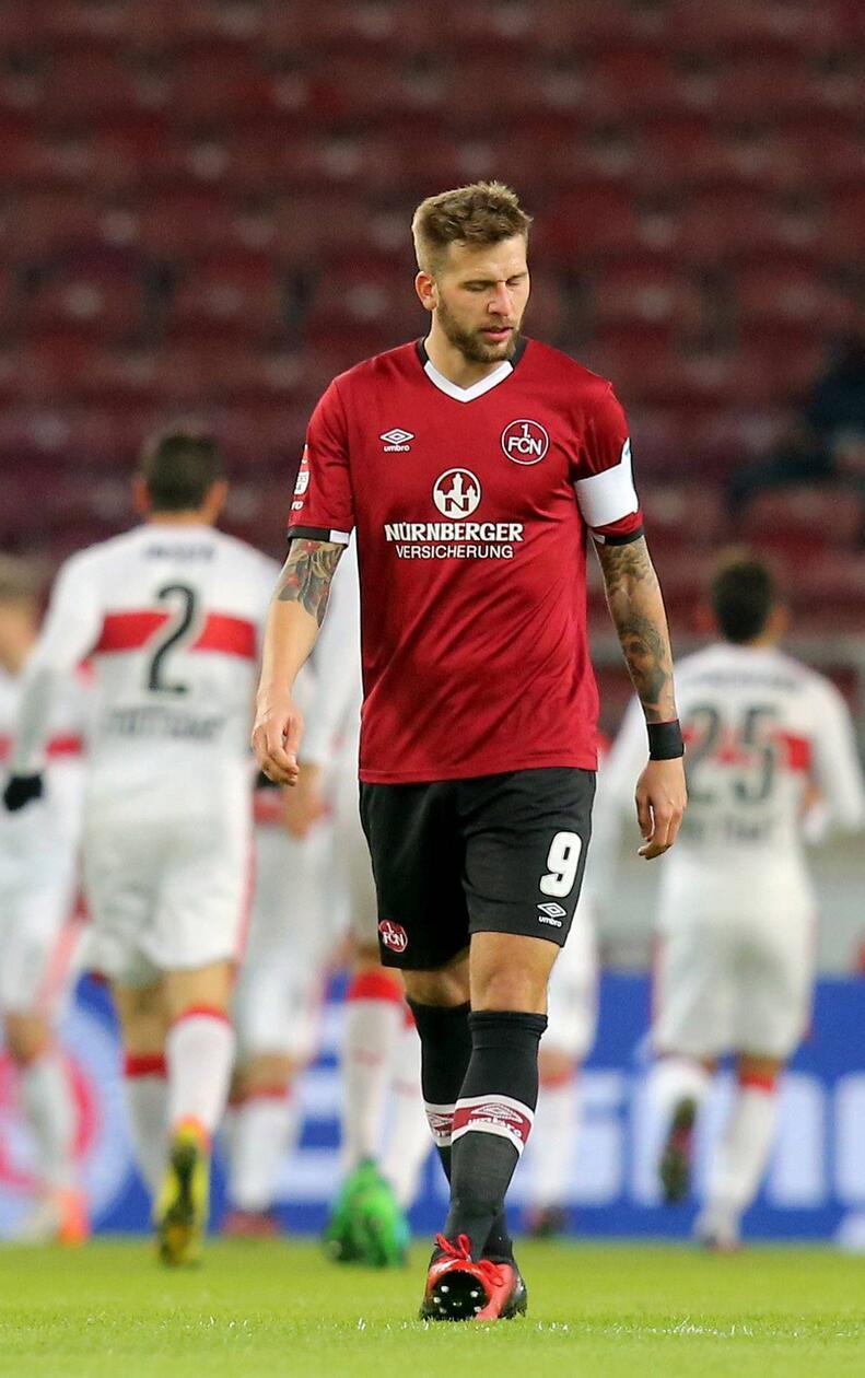 Saison 2016/17: "Never change a running trikot" scheint das Motto auch nach dem Herstellerwechsel zu Umbro gelautet zu haben. Der Kragen wird etwas aufwendiger, die Hosenfarbe wechselt je nach Gegner zwischen weiß und schwarz - und der Schnitt ändert sich. Ansonsten bleibt es auch bei Umbro schlicht. Die Saison ist übrigens auch die erste mit dem neuen Hauptsponsor, der Nürnberger Versicherung.