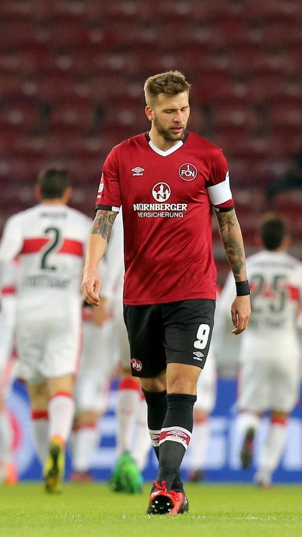 Saison 2016/17: "Never change a running trikot" scheint das Motto auch nach dem Herstellerwechsel zu Umbro gelautet zu haben. Der Kragen wird etwas aufwendiger, die Hosenfarbe wechselt je nach Gegner zwischen weiß und schwarz - und der Schnitt ändert sich. Ansonsten bleibt es auch bei Umbro schlicht. Die Saison ist übrigens auch die erste mit dem neuen Hauptsponsor, der Nürnberger Versicherung.