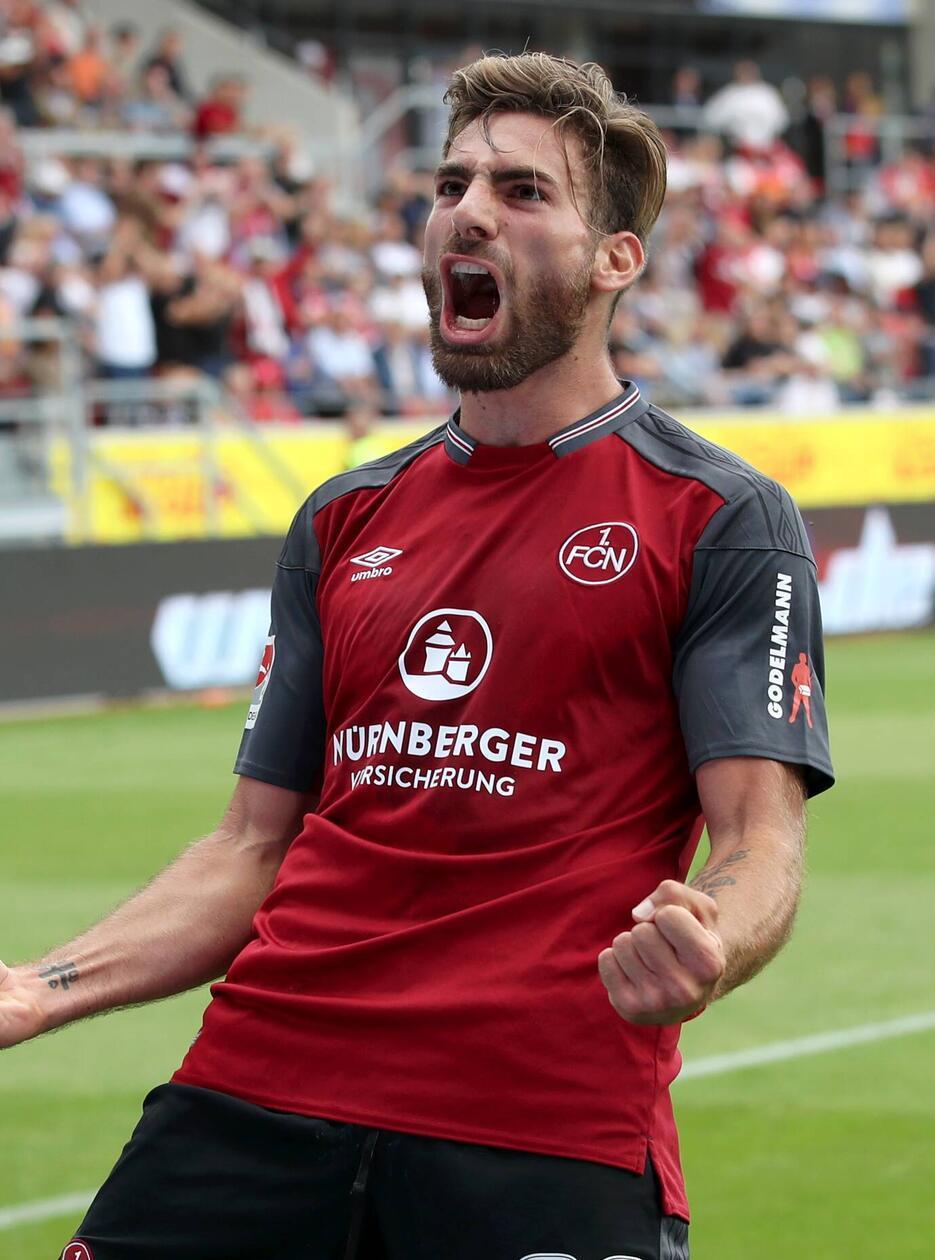 Saison 2017/18: Im zweiten Jahr wagt der englische Hersteller dann schon ein bisschen mehr Revolution - zwar bleibt der Torso weinrot, die Ärmel werden aber anthrazit. Und: Abermals alterniert die Hosenfarbe, zum bisherigen Maximalkontrast kommt eine weitere rote Variante hinzu.