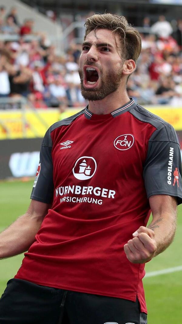 Saison 2017/18: Im zweiten Jahr wagt der englische Hersteller dann schon ein bisschen mehr Revolution - zwar bleibt der Torso weinrot, die Ärmel werden aber anthrazit. Und: Abermals alterniert die Hosenfarbe, zum bisherigen Maximalkontrast kommt eine weitere rote Variante hinzu.