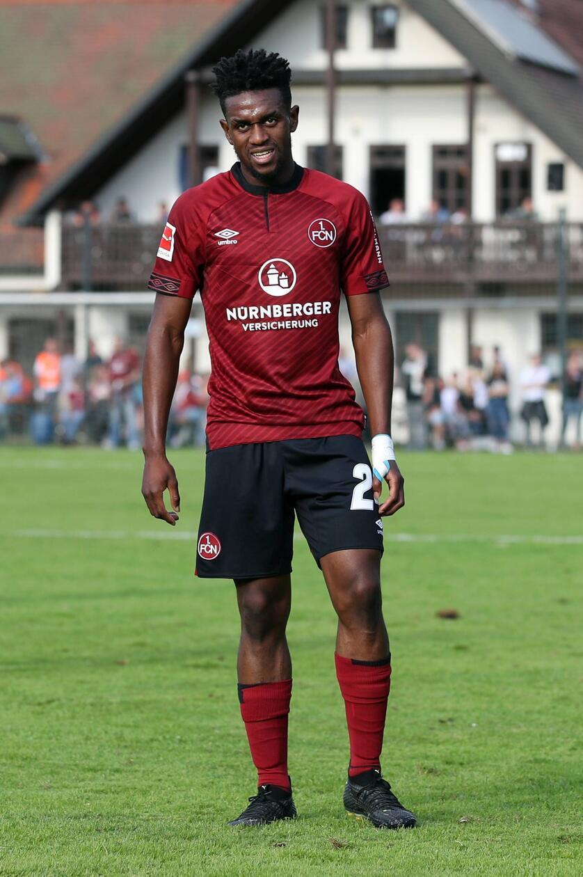 Saison 2018/19: Zurück in Liga 1 gibt es wieder neue Trikots. Wohlwollend könnte man sagen: Umbro bleibt seiner Linie treu. Neu ist allerdings der Kragen, der sich in diesem Jahr recht weit hinunterzieht.