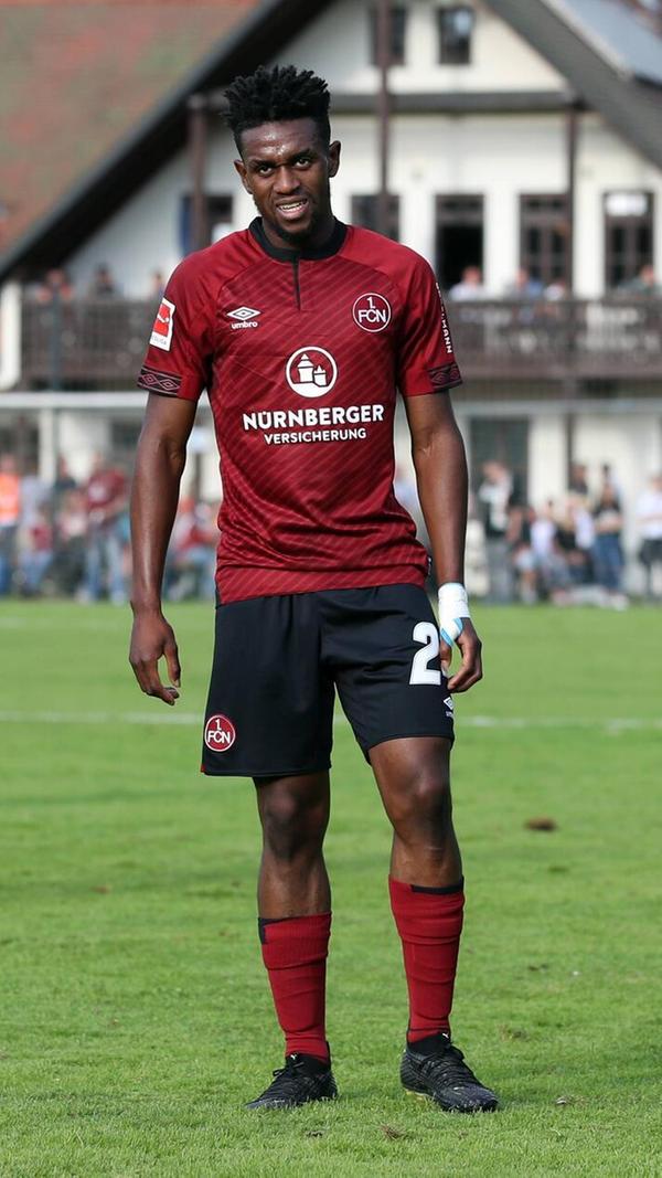 Saison 2018/19: Zurück in Liga 1 gibt es wieder neue Trikots. Wohlwollend könnte man sagen: Umbro bleibt seiner Linie treu. Neu ist allerdings der Kragen, der sich in diesem Jahr recht weit hinunterzieht.