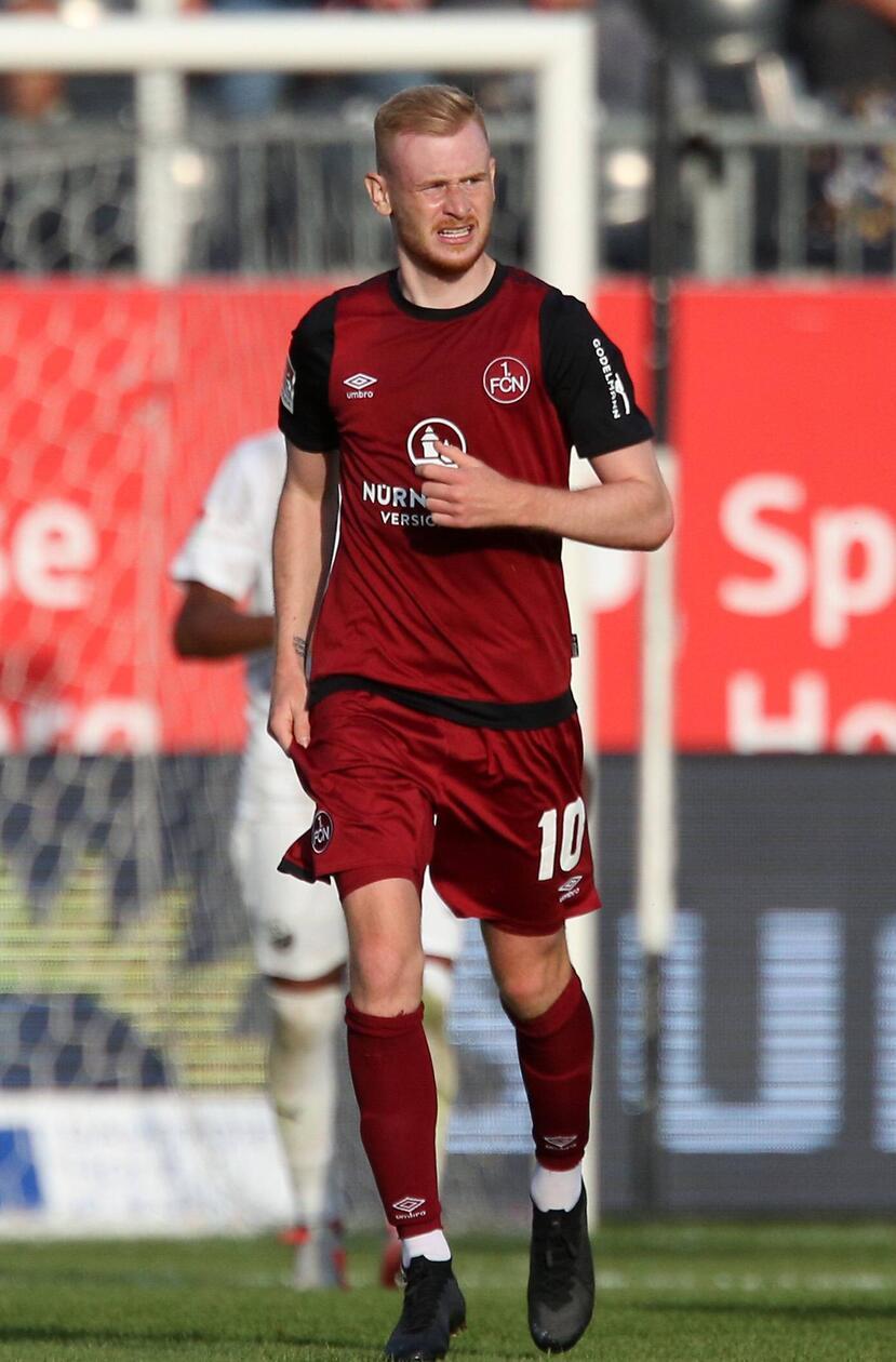 Saison 2019/20: Nach dem Gastspiel im Oberhaus folgt die Rückkehr in die zweite Liga - und die der grauen Ärmel. In der diesjährigen Variante ziehen sie sich allerdings nicht gar so weit gen Nacken. Gefällt's Ihnen?