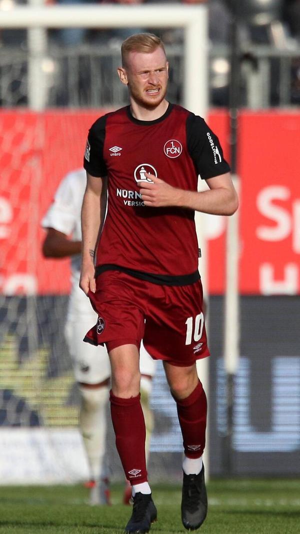 Saison 2019/20: Nach dem Gastspiel im Oberhaus folgt die Rückkehr in die zweite Liga - und die der grauen Ärmel. In der diesjährigen Variante ziehen sie sich allerdings nicht gar so weit gen Nacken. Gefällt's Ihnen?