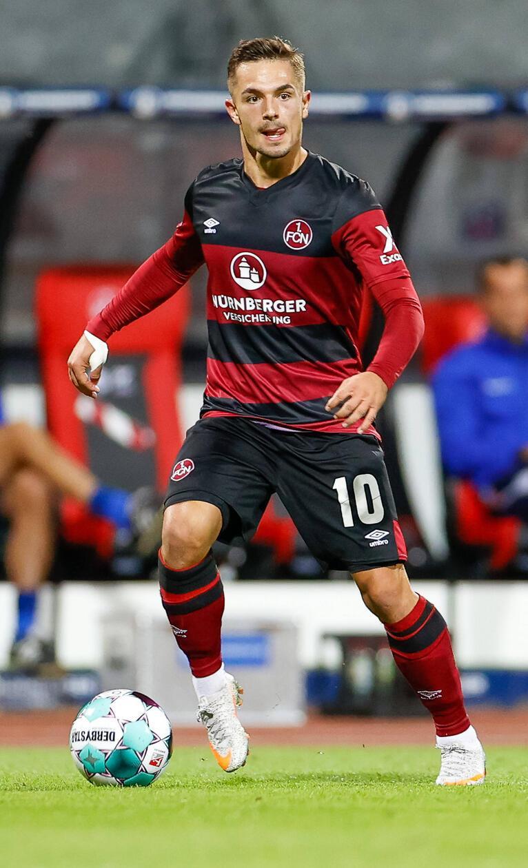 Saison 2020/21: Corona bedingt bekommen wenige Fans in der Spielzeit diesen bis dato ausgefallensten Umbro-Ansatz live zu Gesicht. Querstreifen auf dem Club-Trikot? Warum nicht! Oder was sagen Sie?