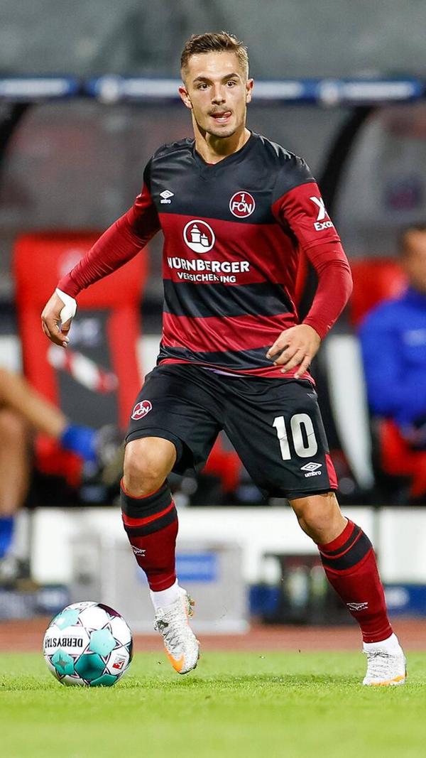 Saison 2020/21: Corona bedingt bekommen wenige Fans in der Spielzeit diesen bis dato ausgefallensten Umbro-Ansatz live zu Gesicht. Querstreifen auf dem Club-Trikot? Warum nicht! Oder was sagen Sie?