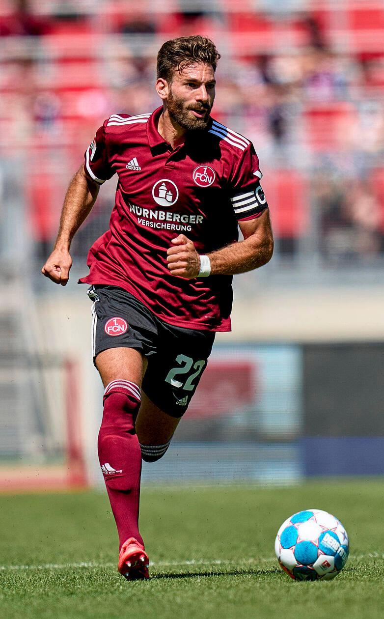 Saison 2021/22: Über den Mittelweg 11teamsports geht es für den Club ab 2021 zurück zu Adidas-Trikots. Im ersten Jahr nach der Umstellung heißt es Abschied von den Streifen nehmen - dafür bringt ein Kragen nun Retro-Ästhetik ins Achteck.