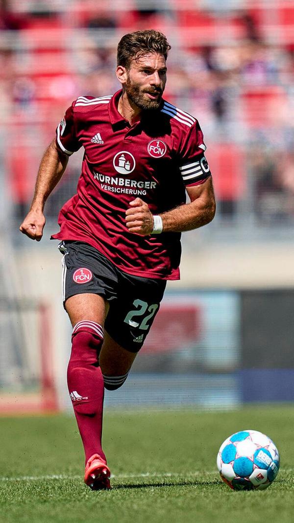 Saison 2021/22: Über den Mittelweg 11teamsports geht es für den Club ab 2021 zurück zu Adidas-Trikots. Im ersten Jahr nach der Umstellung heißt es Abschied von den Streifen nehmen - dafür bringt ein Kragen nun Retro-Ästhetik ins Achteck.