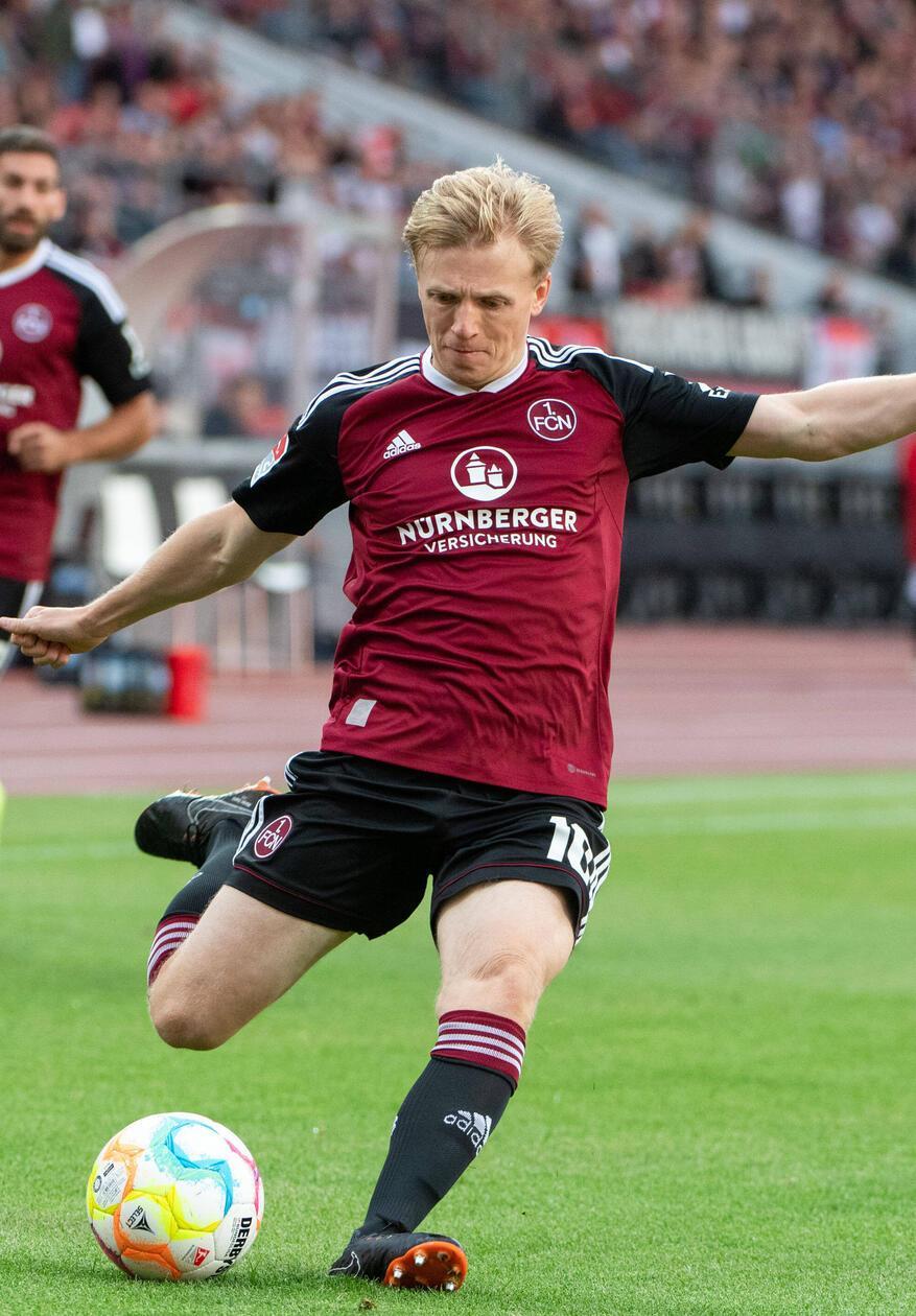 Saison 2022/23: Graue Ärmel kennen Sie schon? Ja, aber noch nicht von Adidas! Die 2022er-Leibchen erinnern frappierend ans zweite Umbro-Jahr. Wobei: Eigentlich sind die Arme unter den Adidas-Streifen schwarz, nicht grau.