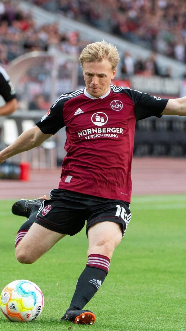 Saison 2022/23: Graue Ärmel kennen Sie schon? Ja, aber noch nicht von Adidas! Die 2022er-Leibchen erinnern frappierend ans zweite Umbro-Jahr. Wobei: Eigentlich sind die Arme unter den Adidas-Streifen schwarz, nicht grau.