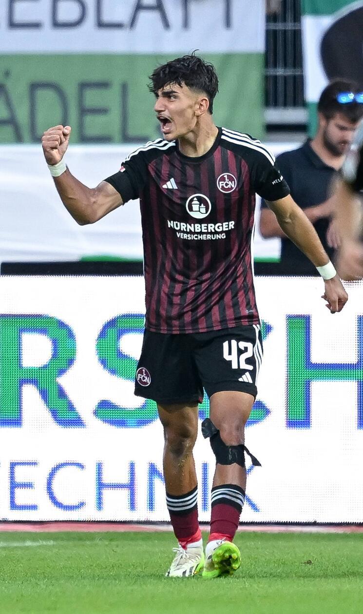 Saison 2023/24: Einfarbige Trikots hatten wir, welche mit Querstreifen, was fehlt noch? Genau, Längsstreifen! Genau damit verzaubert Can Uzun in seinem einem vollen Jahr beim Club die Massen - und in ungewohnt dunkler Farbe.