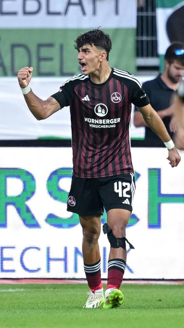 Saison 2023/24: Einfarbige Trikots hatten wir, welche mit Querstreifen, was fehlt noch? Genau, Längsstreifen! Genau damit verzaubert Can Uzun in seinem einem vollen Jahr beim Club die Massen - und in ungewohnt dunkler Farbe.