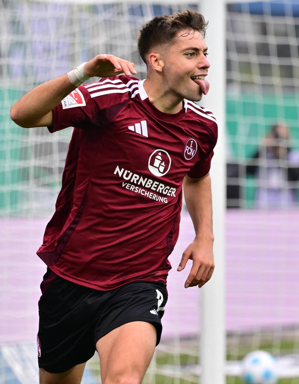 Saison 2024/25: Nicht minder zauberhaft: Die Saison des Stefanos Tzimas in der abgelaufenen Spielzeit. Aber überzeugt Sie auch das Trikot des letzten Jahres in ähnlichem Maße? Eine schlichte, leicht dunkler eingefärbte Applikation flankiert den Torso der Spieler. Reicht das bei Ihnen für eine Top-Wertung?