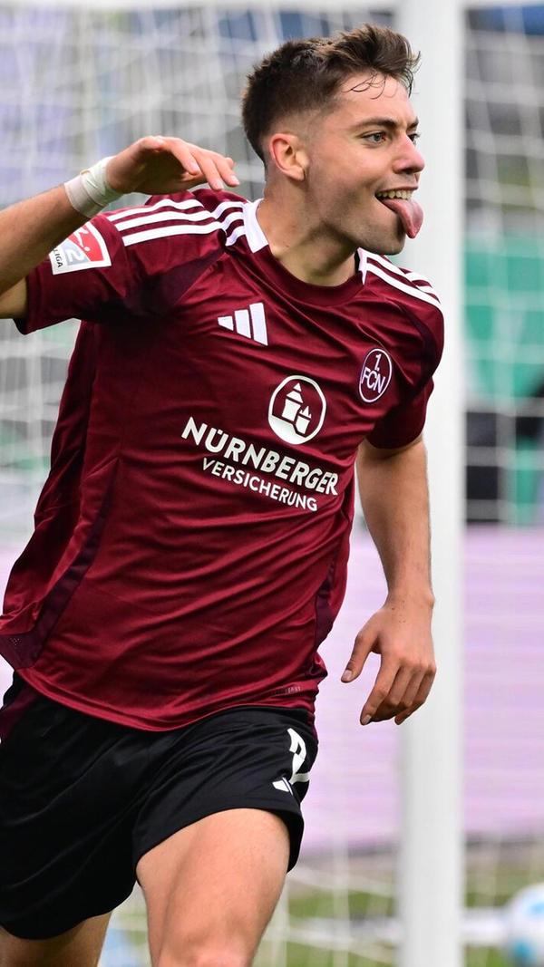 Saison 2024/25: Nicht minder zauberhaft: Die Saison des Stefanos Tzimas in der abgelaufenen Spielzeit. Aber überzeugt Sie auch das Trikot des letzten Jahres in ähnlichem Maße? Eine schlichte, leicht dunkler eingefärbte Applikation flankiert den Torso der Spieler. Reicht das bei Ihnen für eine Top-Wertung?