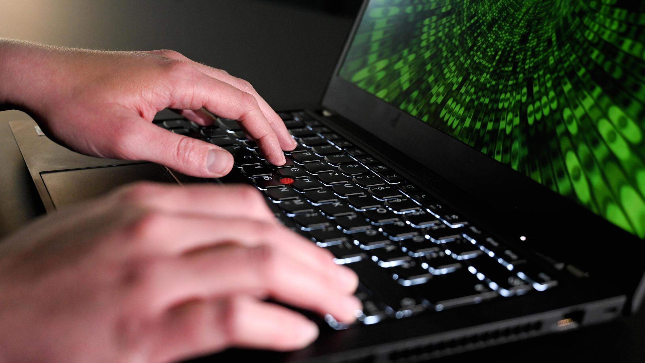 Themenbild Hackerangriff, Tastatur, Darknet, Compu