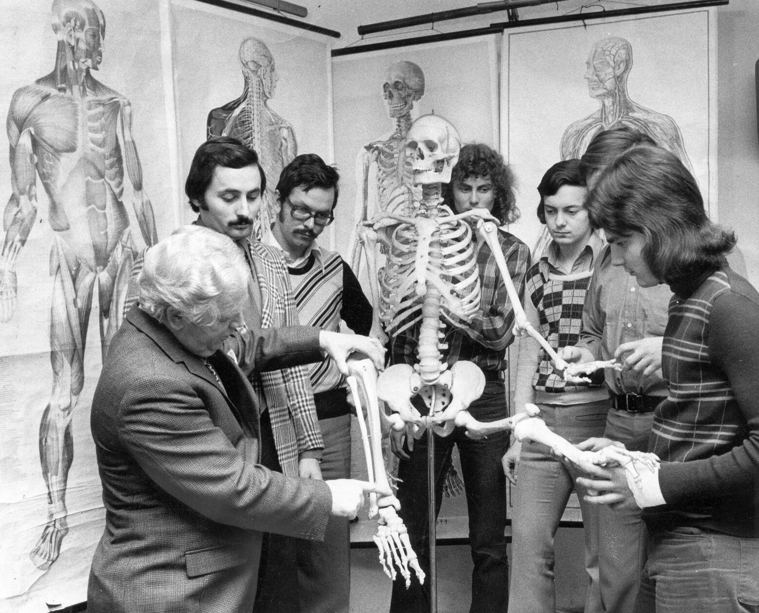 Welche Empfindungen der Anblick eines lebensgroßen menschlichen Skelettmodells auslösen kann, sieht man in den Gesichtern der Teilnehmer eines Lehrganges beim Bundesverband für Selbstschutz im Jahr 1975: Mit einer Mischung aus Unbehagen und Neugier betrachten und berühren Beamte der Deutschen Bundespost einzelne Knochen, um sich ein besseres Bild von der menschlichen Anatomie machen zu können. Die seinerzeit in der Allersberger Straße 99 ansässige Nürnberger Dienststelle hatte den gesetzlichen Auftrag, über Sanitätsdienst, Brand- und ABC-Schutz aufzuklären. In einem Faltblatt warb sie mit dem Slogan „Überleben können Sie erlernen“.