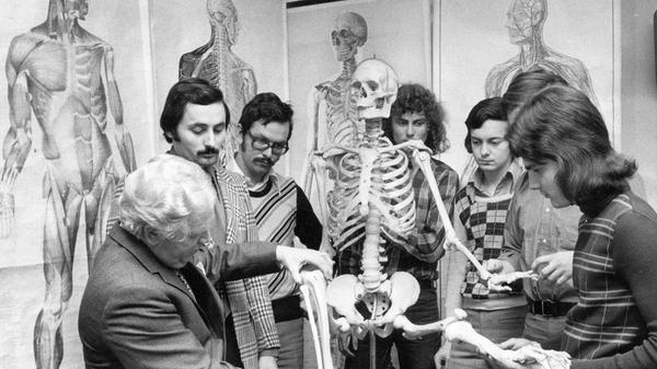 Welche Empfindungen der Anblick eines lebensgroßen menschlichen Skelettmodells auslösen kann, sieht man in den Gesichtern der Teilnehmer eines Lehrganges beim Bundesverband für Selbstschutz im Jahr 1975: Mit einer Mischung aus Unbehagen und Neugier betrachten und berühren Beamte der Deutschen Bundespost einzelne Knochen, um sich ein besseres Bild von der menschlichen Anatomie machen zu können. Die seinerzeit in der Allersberger Straße 99 ansässige Nürnberger Dienststelle hatte den gesetzlichen Auftrag, über Sanitätsdienst, Brand- und ABC-Schutz aufzuklären. In einem Faltblatt warb sie mit dem Slogan „Überleben können Sie erlernen“.