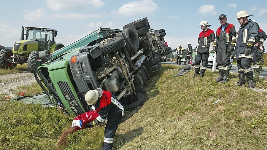 Mit Karacho aus dem Kreisverkehr geflogen