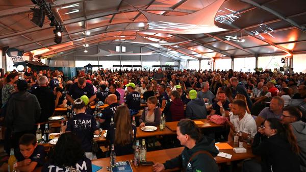 Tausende Helferinnen und Helfer kamen nach dem Cha