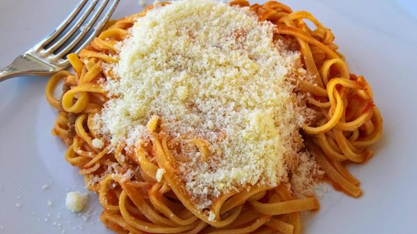 Pasta bzw Nudeln, Tagliatelle Ragout mit Parmesan-