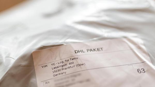 Online-Bestellung mit DHL-Versandetikett – Nahaufn