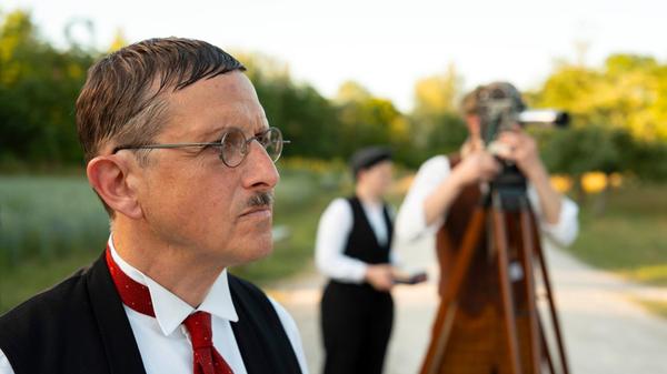 Bürgermeister Zargl (Thomas Fischer) hofft auf einen Geldsegen für sein Dorf durch den Filmdreh.