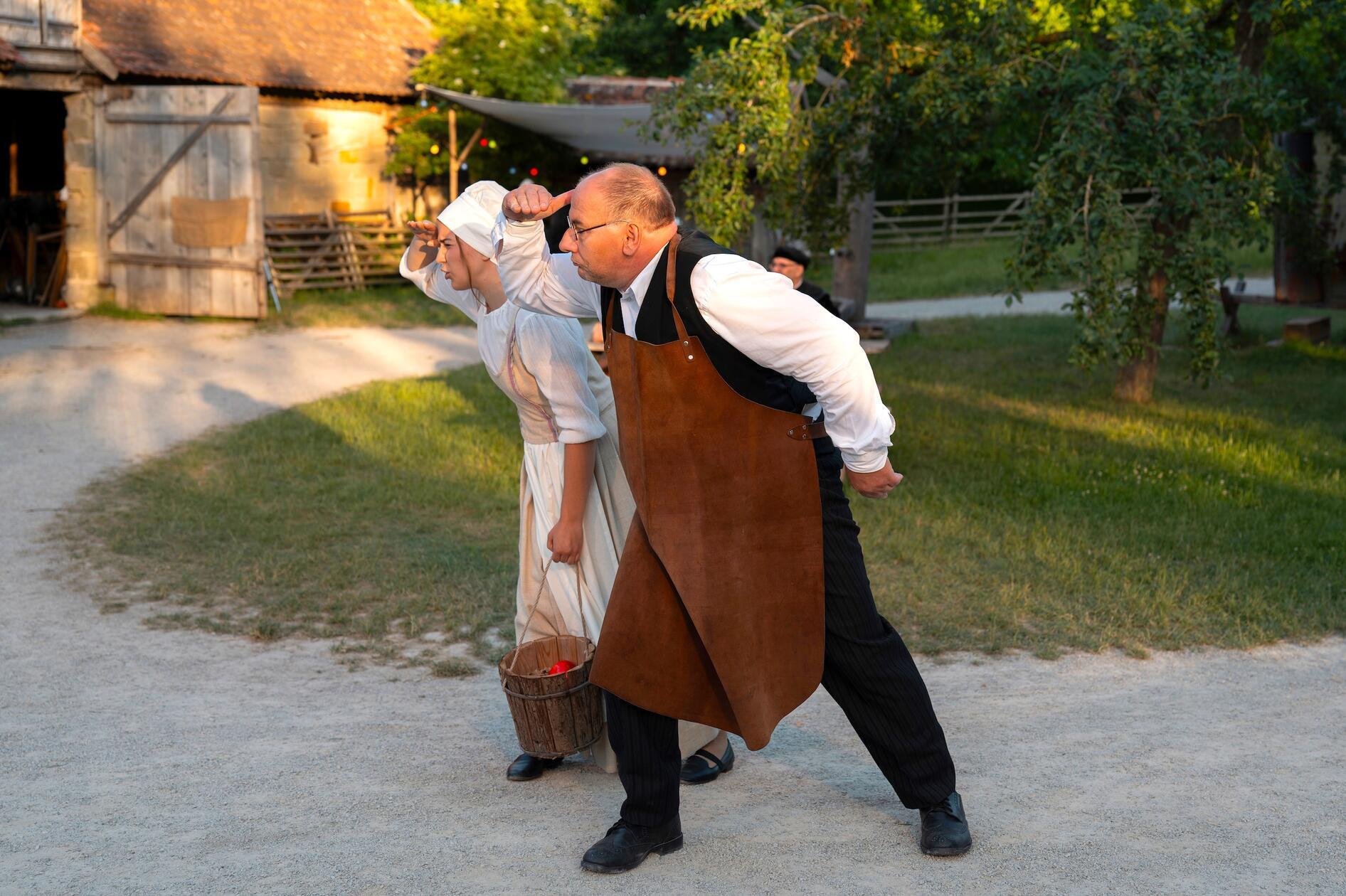 Metzger Georg (Johannes Szilvássy) und Wirtstochter Magdalene (Birte Anthes) suchen das Schwein.
