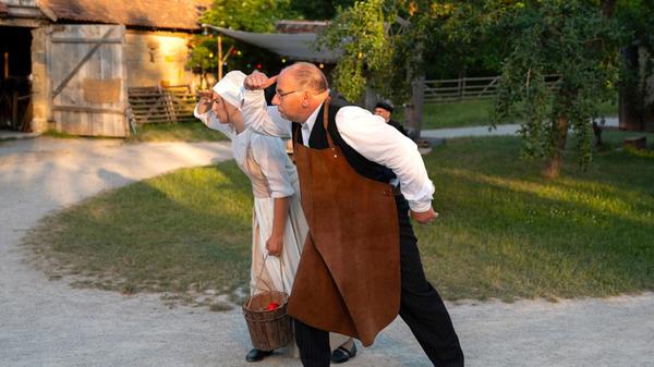 Metzger Georg (Johannes Szilvássy) und Wirtstochter Magdalene (Birte Anthes) suchen das Schwein.