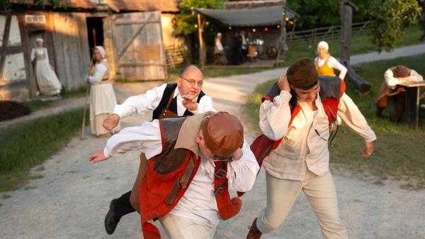 Metzger Georg (Johannes Szilvássy) führt die schuldigen Lausbuben Franz (Hannes Ackermann) und Albrecht (Tim Ackermann) vor.