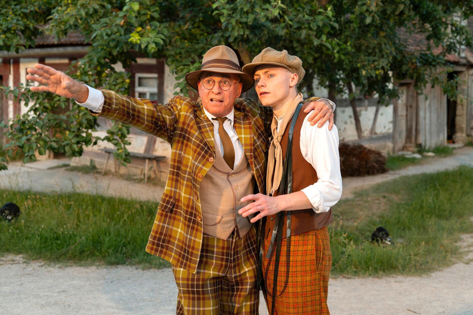 Der berühmte Regisseur Emil Kurtz (Peter Pruchniewitz) schildert dem Kameramann Otto (Silas Hutzler) seine Vision.