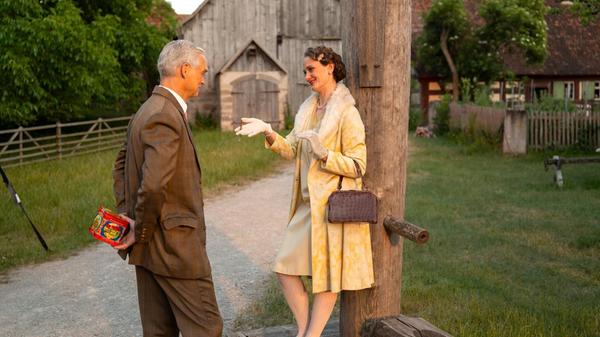 Die Filmstars Rosa Fernau (Luise Hagedise Bernburg) und Waldemar Andra (Andreas Fischer-Klärle) in einer Drehpause.