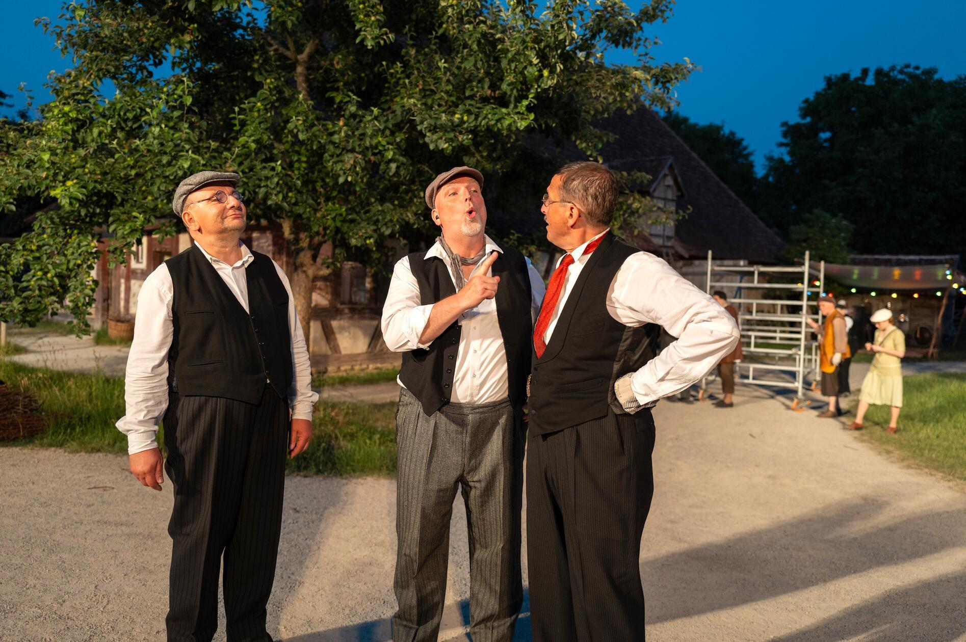 Zwischen Lenz Höllwang (Christian Laubert) und Bürgermeister Zargl (Thomas Fischer schwelt ein alter Konflikt, in den Fred (Johannes Szilvássy) hineingezogen wird.