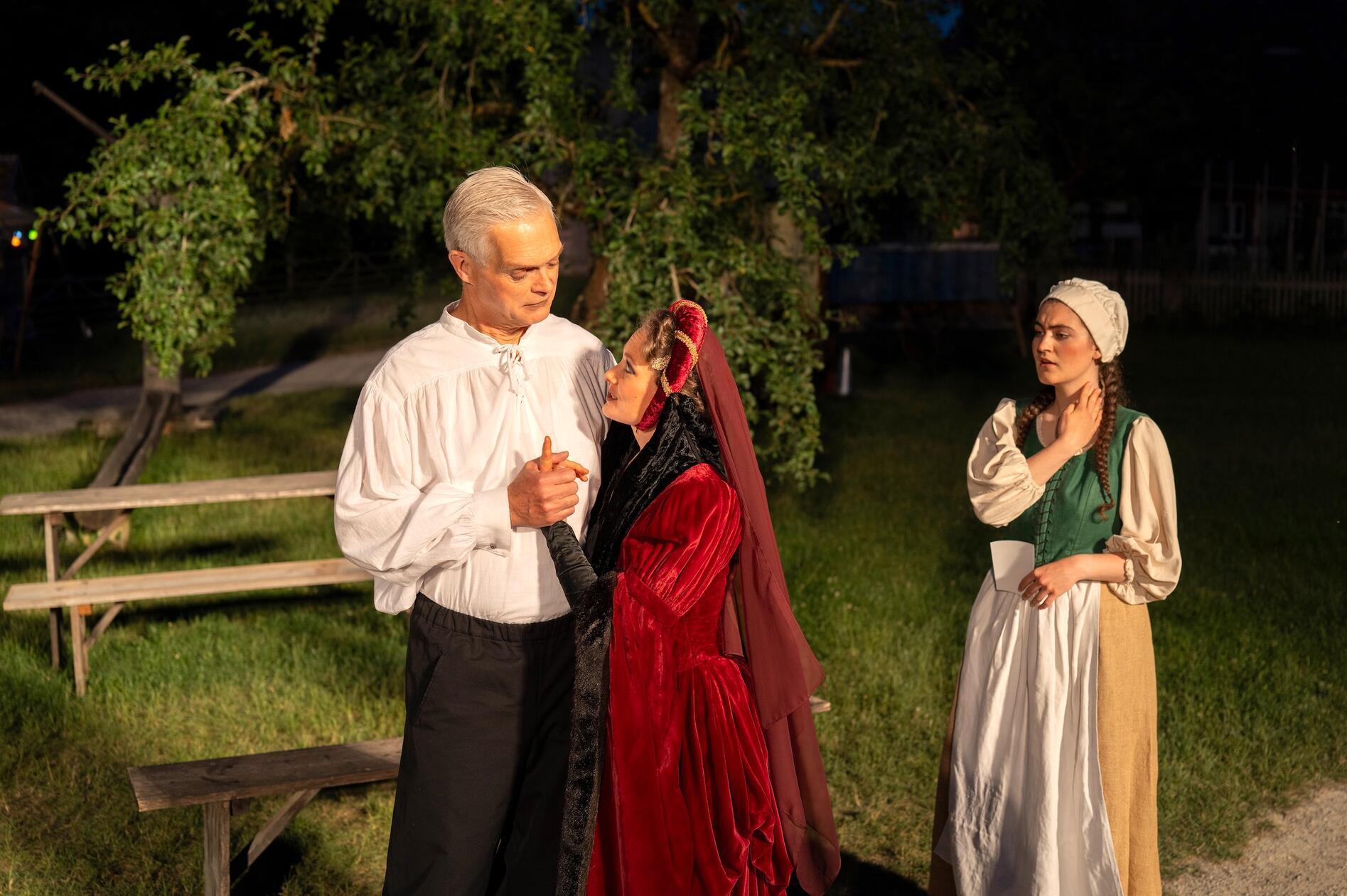 Rosa (Luise Hagedise Bernburg) muss Andra (Andreas Fischer-Klärle) erinnern, dass sie seine Partnerin ist. Filmfan Billie (Anna Schütt) muss Abstand nehmen.