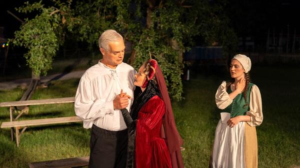 Rosa (Luise Hagedise Bernburg) muss Andra (Andreas Fischer-Klärle) erinnern, dass sie seine Partnerin ist. Filmfan Billie (Anna Schütt) muss Abstand nehmen.