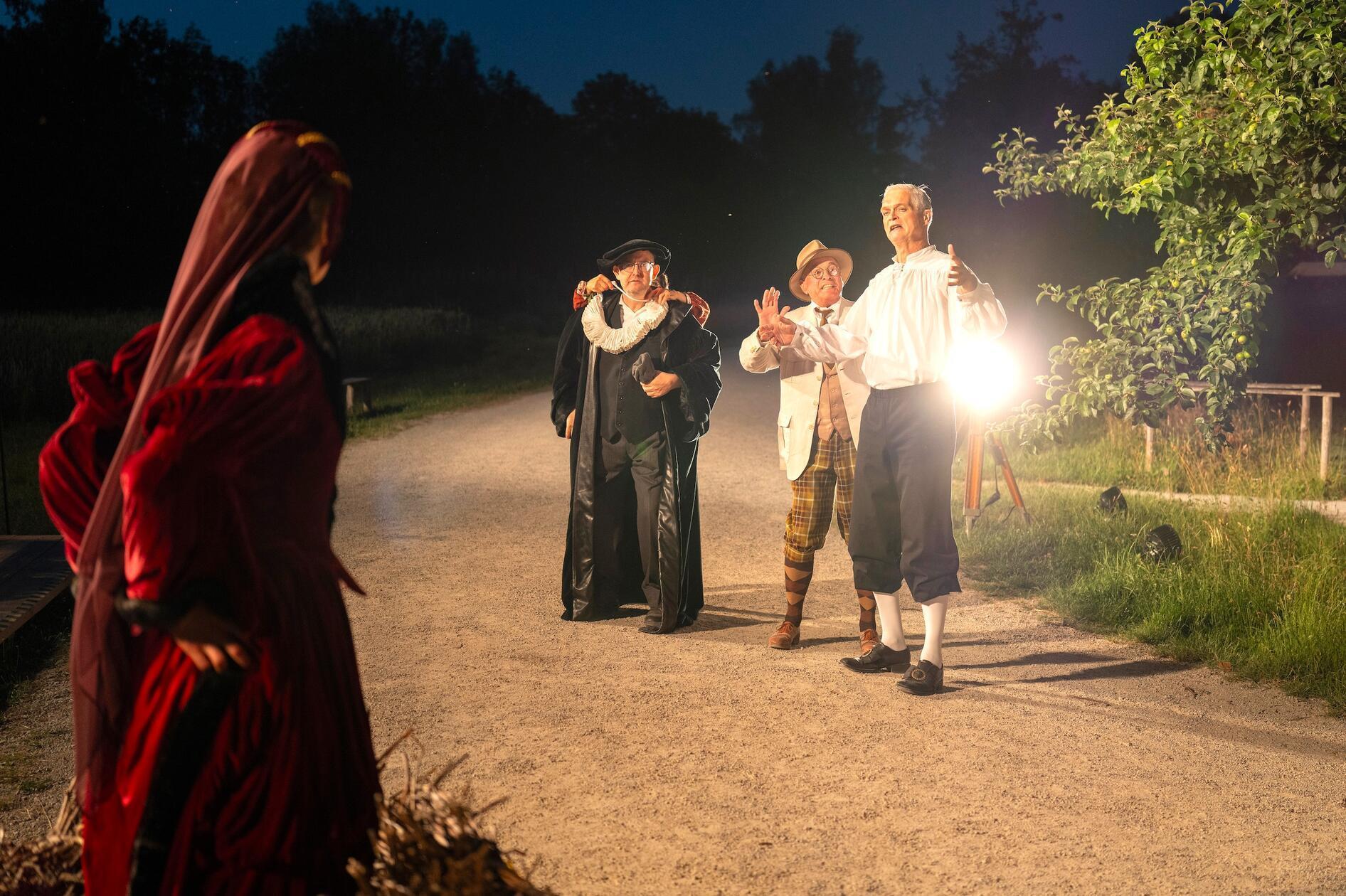 Regisseur Kurtz (Peter Pruchniewitz) gibt letzte Instruktionen.