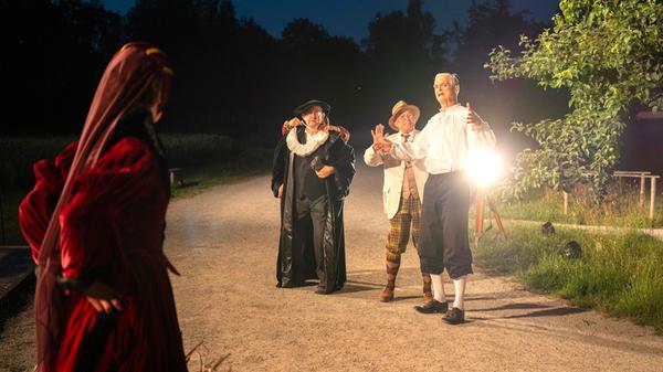 Regisseur Kurtz (Peter Pruchniewitz) gibt letzte Instruktionen.