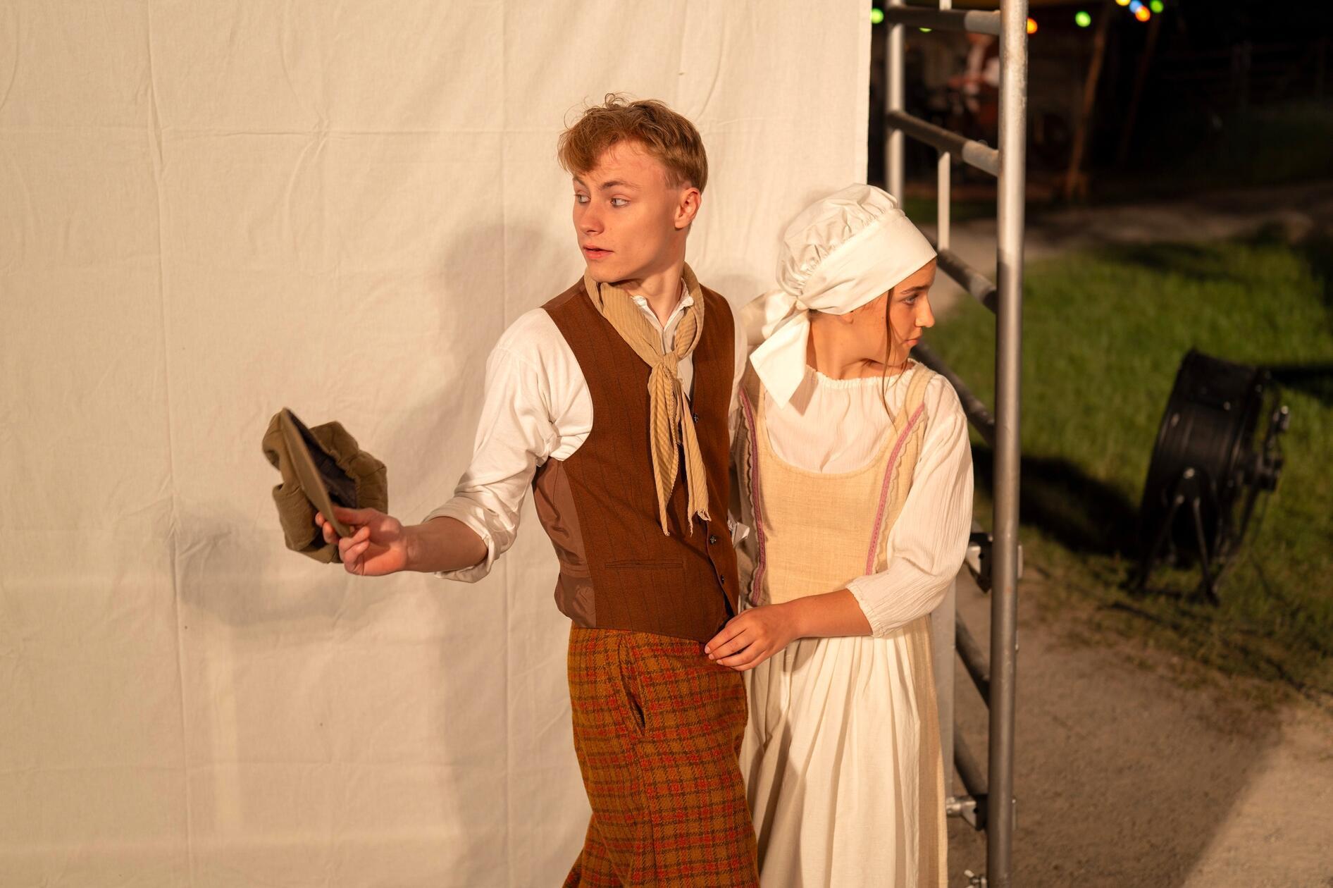 Kameramann Otto (Silas Hutzler) trifft im Dorf auf seine Jugendfreundin Maria (Birte Anthes)