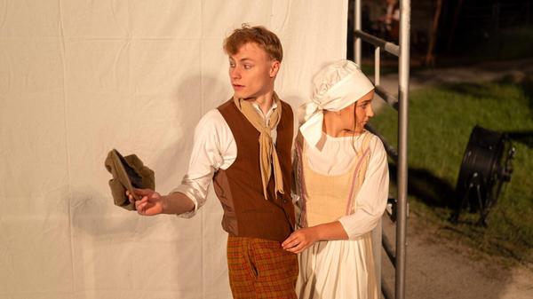 Kameramann Otto (Silas Hutzler) trifft im Dorf auf seine Jugendfreundin Maria (Birte Anthes)