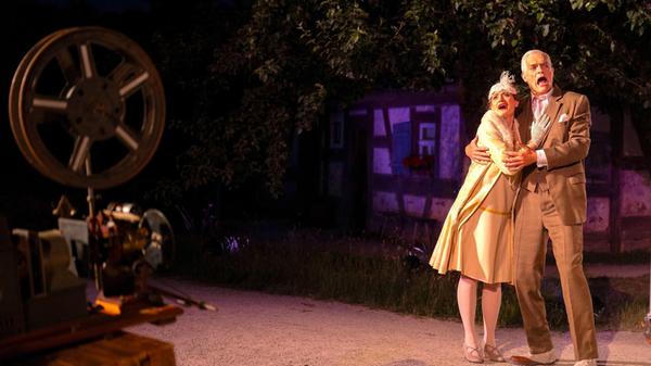 Das Filmpaar Fernau (Luise Hagedise Bernburg) und Andra (Andreas Fischer-Klärle) hat mit privaten Problemen zu kämpfen.