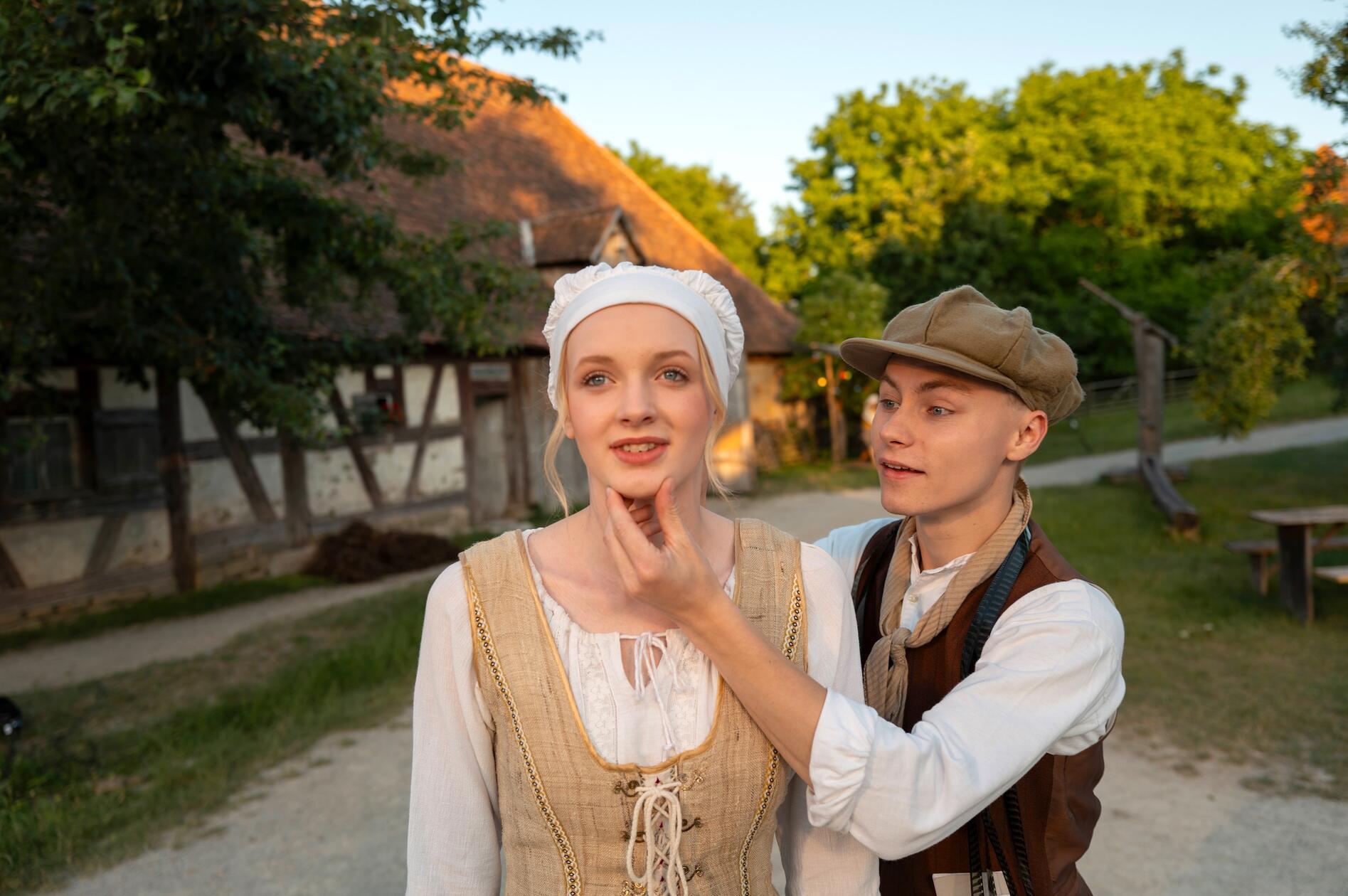 Maria (Pauline Schwiersch) wird von Kameramann Otto (Silas Hutzler) für den Film entdeckt