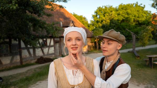 Maria (Pauline Schwiersch) wird von Kameramann Otto (Silas Hutzler) für den Film entdeckt