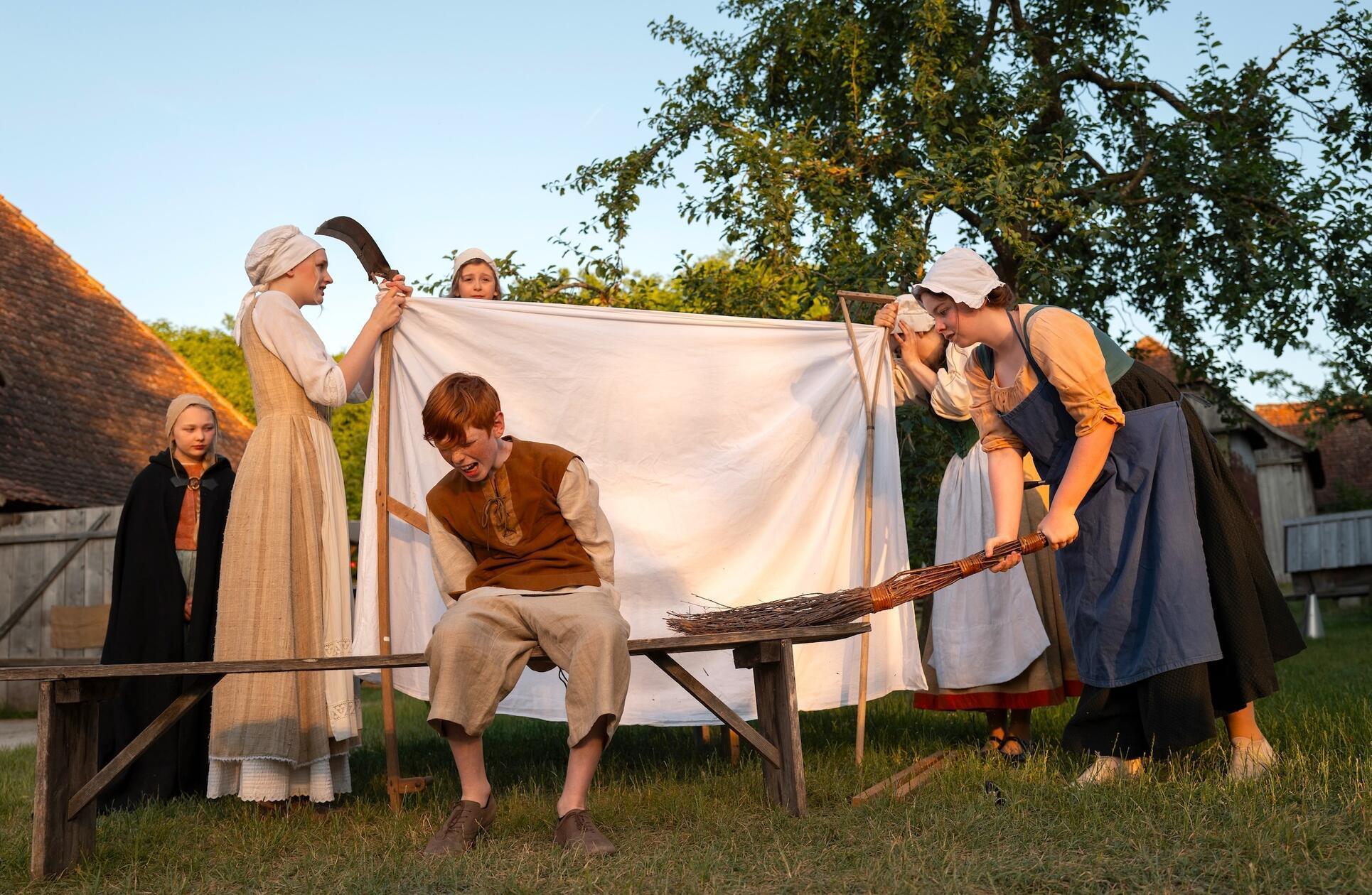 Die Kinder spielen die Folterszene aus „Das fliegend schweyn“ (vlnr: Svea Mattlener, Pauline Schwiersch, Emily Stöckl, Johann Hertlein, Mia Göttlein).