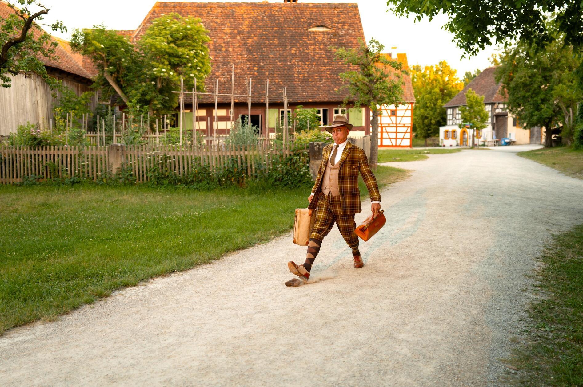 Regisseur Emil Kurtz (Peter Pruchniewitz) trifft auf die Tücken des Landlebens.