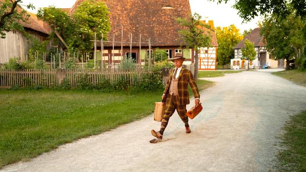 Regisseur Emil Kurtz (Peter Pruchniewitz) trifft auf die Tücken des Landlebens.