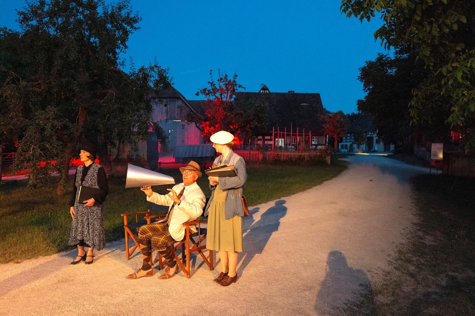 Regisseur Kurtz (Peter Pruchniewitz) steuert die Filmaufnahmen, Scriptgirl Fanny (Jacqueline Kinzel) und Autorin Bausback (Gertraud Bäuml) schauen zu.