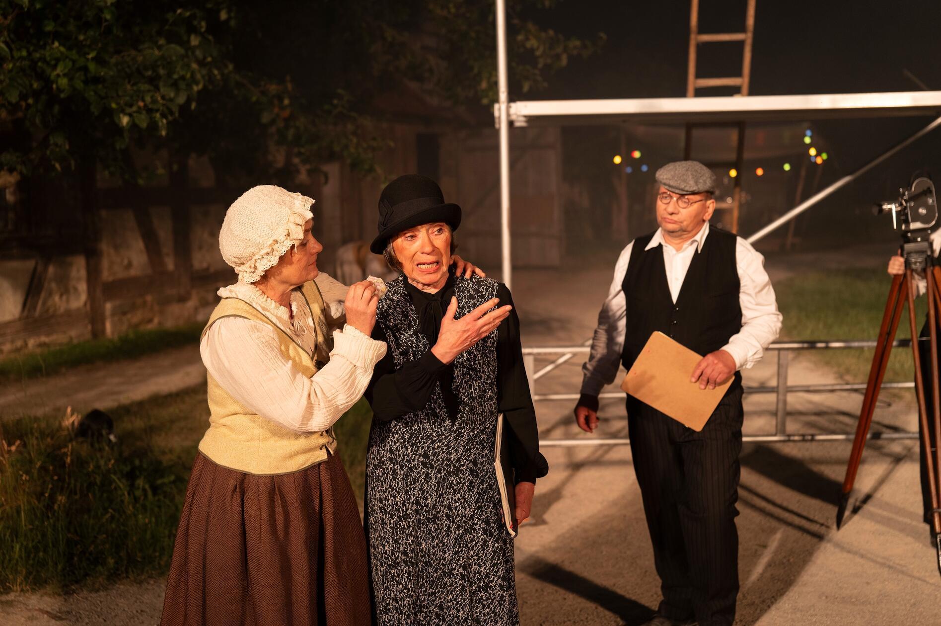 Autorin Hilde Bausback (Gertraud Bäuml) ist verzweifelt: ihr Text ist nicht wiederzuerkennen! Sophie (Mechtild Falk) tröstet, Regieassistent Fred (Johannes Szilvássy) ist besorgt.