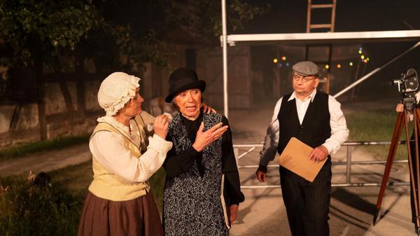 Autorin Hilde Bausback (Gertraud Bäuml) ist verzweifelt: ihr Text ist nicht wiederzuerkennen! Sophie (Mechtild Falk) tröstet, Regieassistent Fred (Johannes Szilvássy) ist besorgt.