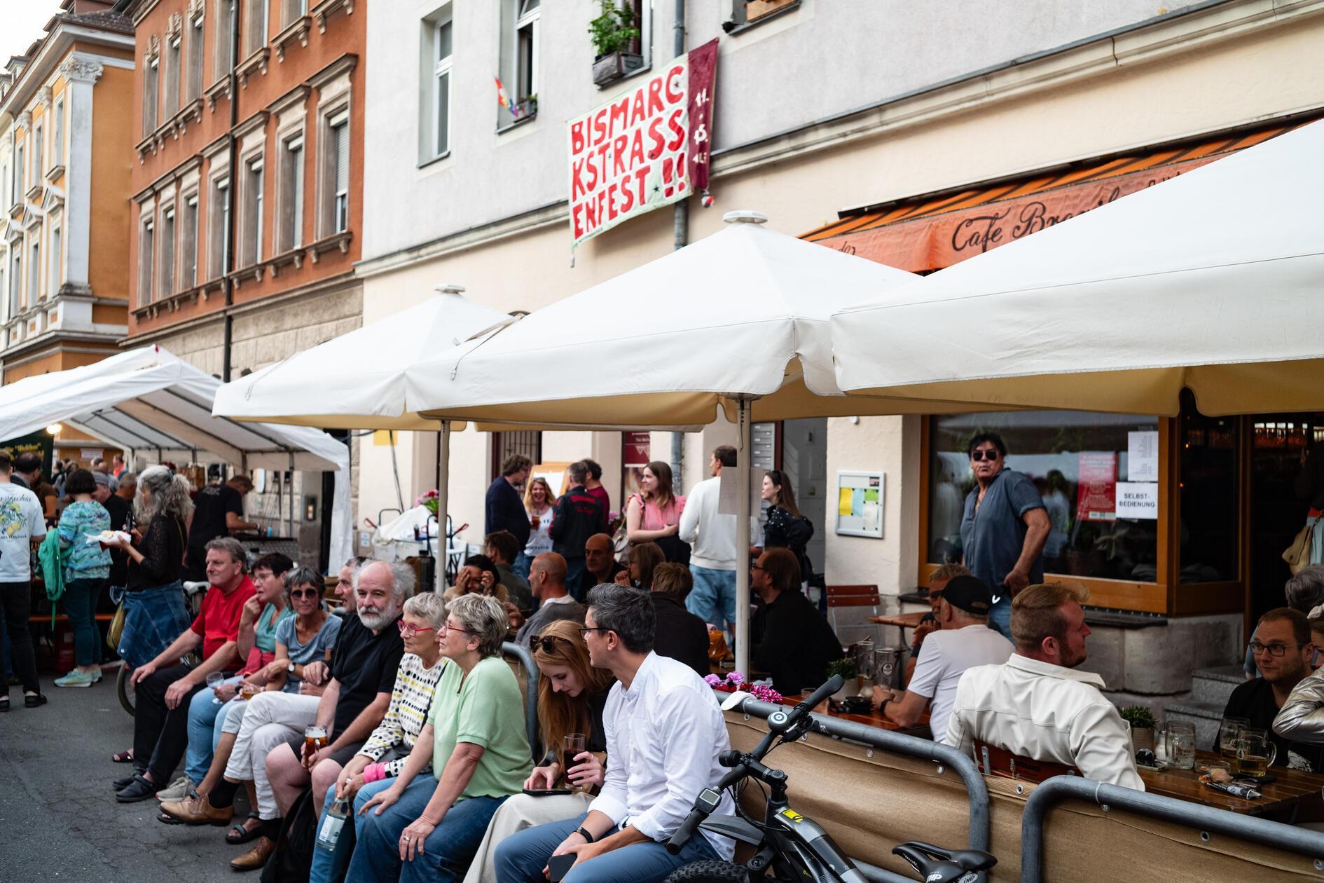 Das Jubil&auml;ums-Bismarckstra&szlig;enfest startete fulminant - hier eine Auswahl an Bildern