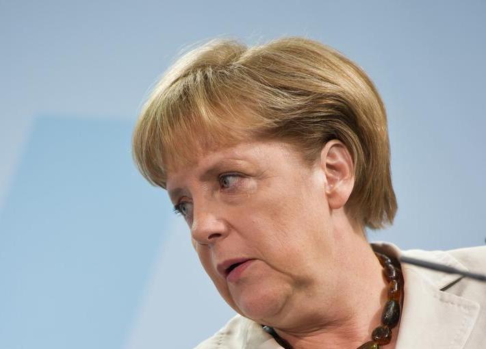 Angela Merkel verteidigte ihre Entscheidung vom Freitag vergangener Woche, als sie gegen die Meinung der SPD-Minister die Ermächtigung für Ermittlungen gegen den TV-Moderator erteilt hatte.