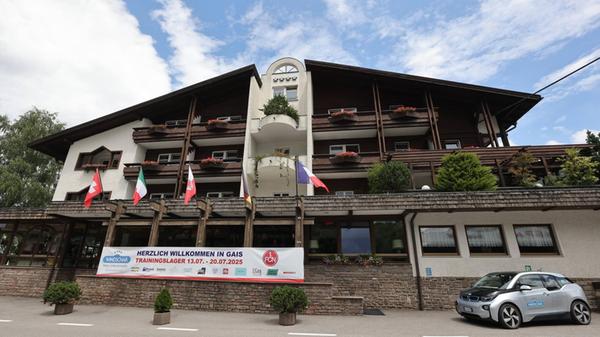 Der FCN kommt in dieser Zeit im Ferien- und Wellnesshotel Windschar unter. Zum Angebot des Hotels zählen neben einem Pool auch eine 700 Quadratmeter große Wellness- und Badelandschaft mit Hallenbad und unterschiedlichen Saunen.